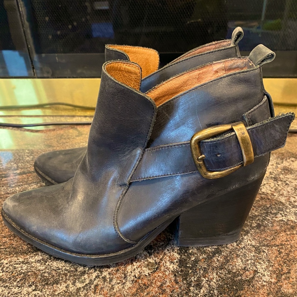 🐴distressed JC black booties🐴